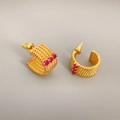 Elegante goldene C-Ohrringe mit Webmuster und drei roten Edelsteinen für Damen - Rot
