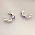 S925 Silbernadel Creolen mit unregelmäßiger Textur und violetten Zirkon Edelsteinen - Lila (Silberne Basis)