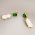 Dettaglio degli orecchini con perle barocche lunghe e pietre verdi con taglio a smeraldo - Oro Zircone Verde