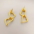 Poliierte 18K vergoldete ineinandergreifende Herzohrstecker für Damen auf grauem Grund - Gold