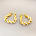 Eleganti orecchini a cerchio intrecciati dorati con spirale in smalto bianco per tutti i giorni - Bianco