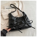 Sac hobo en cuir PU brillant noir avec plis, nœuds décoratifs et bandoulière réglable - Noir