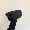 Sac bandoulière en nylon noir minimaliste avec étiquette orange et tirette tissée - Noir