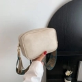 Sac caméra rétro crème avec large bandoulière bohème colorée et détail de gland - Style Texturé Vintage (9195) / Poche zippée