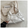 Sac à épaule blanc plissé avec des nœuds dans un cadre lifestyle minimaliste - Blanc