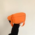 Sac banane en nylon orange vif avec sangle réglable et fermeture éclair texturée - Orange