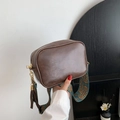 Sac caméra vintage en similicuir marron avec une large bandoulière à motifs géométriques - Style Texturé Vintage (9195) / Marron
