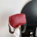 Sac bandoulière rétro rouge en similicuir avec large sangle au motif ethnique bohème - Style Texturé Vintage (9195) / Rouge