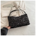 Dettaglio borsa a baguette con paillettes nere e catena d'argento su blazer bianco - Nero