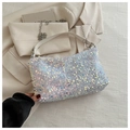 Dettaglio delle paillettes iridescenti e catena d'argento sulla borsa a tracolla bianca - Bianco