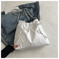 Borsa a secchiello bianca con coulisse, fiocco e tracolla a catena su tessuto bianco - Bianco