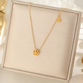 3D camellia hanger ketting in goudkleur met fijne gelaagde bloemblaadjes op dubbele bedels - 3D Camellia Ketting (FX173) - Goud