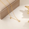 Elegante gouden klaverketting met parelmoer en een kleine glinsterende hanger - Goud-Witte Schelp