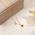 Elegante gouden klaverketting met rood email en zirkoon hanger op sieradendoos - Goud - Rode Schelp