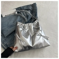 Borsa tote argento metallizzato con coulisse, fiocco e catena su denim blu - Argento