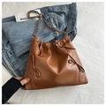 Borsa tote marrone in ecopelle con coulisse e fiocchi decorativi su tracolla a catena - Marrone