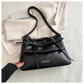 Μαύρη μαλακή τσάντα PU με φιόγκο και τύπωμα FASHION & BAGS σε κομψή υφή φόντου - Μαύρο