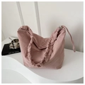 Detailopname van roze oversized nylon draagtas met trekkoordsluiting en geplooide textuur - Roze