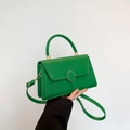Borsa a mano verde minimalista con tracolla e fibbia ovale in metallo dorato lucido - Verde