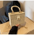 Nahaufnahme der geflochtenen Strohtasche mit Goldverschluss und abnehmbarer Kette - Gebrochenes Weiß