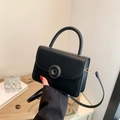 Borsa a tracolla quadrata in pelle nera con fibbia dorata e manico superiore - Nero