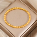 Bracciale rigido in acciaio al titanio dorato con finitura sfaccettata e perle eleganti - Stile Trama Cilindrica (SZ76) / Oro