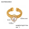 Detail van 18k vergulde roestvrijstalen ring met druppelvormige zirkoon en spiraaltextuur - Goud Druppel Zirkonia Ring