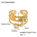 Gedetailleerde weergave van een gouden gelaagde ring met zonreliëf, kokosboom en zirkoon - Goud Palmboom Groene Zirkonia Ring