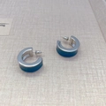 Detailopname van de C-vormige zilveren oorbellen met donkerblauwe vloeibare emaille - Zilver Blauw Oorbellen