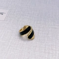 Detailopname van een vintage gouden ring met zwart email en een getextureerde open band - Goud Zwart Ring