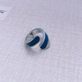 Zilveren open ring met donkerblauw emaille in een modern asymmetrisch ontwerp - Zilver Blauw Ring