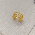 Gedetailleerd zicht op de drielaagse bamboestructuur van deze vergulde open ring - Goud