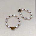 Pulsera de perlas barrocas hecha a mano con cuerda trenzada marrón y cierre de botón - Pulsera Estilo Largo (20cm)