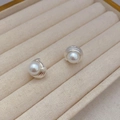 Orecchini di perle vintage francesi con base in argento testurizzato su espositore beige - Orecchini a lobo con perle