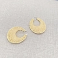 Schicke gestrickte C-Form Creolen mit beigem Garn und zarten silbernen Perlenakzenten - Käse