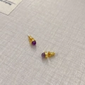 Detailansicht der eleganten lila Perlenohrstecker mit poliertem goldfarbenem Metall - Lila