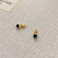 Detailansicht minimalistischer goldener Ohrstecker mit runden schwarzen Onyx-Einlagen - Schwarzer Achat Stil / Schwarz