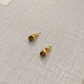 Minimalistische runde Tigerauge-Ohrstecker mit Goldfinish auf grauem texturiertem Hintergrund - Tigerauge