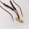 Collier pendentif cosse de pois vintage français avec cordon en daim et détails dorés - Or (Longueur environ 160 cm)
