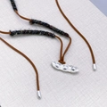 Long collier pendentif cosse de pois avec cordon en daim tressé et accents argent - Argent (Longueur environ 160 cm)