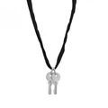 Collier artistique à double clé avec cordons en soie noire et pendentifs argentés - Ruban de Soie Réglable (environ 117 cm) / Argenté