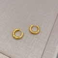Orecchini a cerchio minimalisti placcati in oro 18K con design a trama martellata - Oro