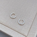 Orecchini a cerchio in argento con texture martellata per un look moderno quotidiano - Argento