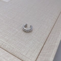 Elegante ear cuff plateado con pequeñas perlas para orejas sin agujero y diseño en forma C - Oro Blanco