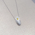 Minimalistischer Silber-Anhänger mit gebürsteter Textur und kleiner Margerite an Kette - Halskette (Ca. 66cm Länge)