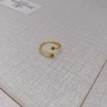 Minimalistischer vergoldeter Ring mit grünen Zirkon-Blütenakzenten, verstellbar - Grüner Zirkonia