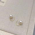 Eleganti orecchini con perle bianche 12mm e gancio dorato gioiello minimalista - Bianco
