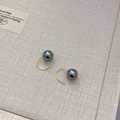 Eleganti orecchini con perla nera da 12mm e ganci dorati minimalisti da donna - Grigio