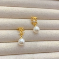 Elegante vergoldete C-Ohrringe mit glitzernden Kristallen und weißen Perlenanhängern - Doppel C Hohl Zirkonia Perlenanhänger Stil / Gold