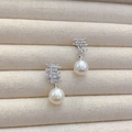 Elegante Silberohrringe mit glitzerndem Zirkonia und weißen Perlen für Damen - Geometrische Linie Zirkonia Perlenanhänger Stil / Weißgold